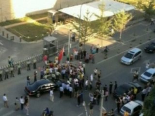 Anti-Japan protesters in China mob U.S. ambassador's car