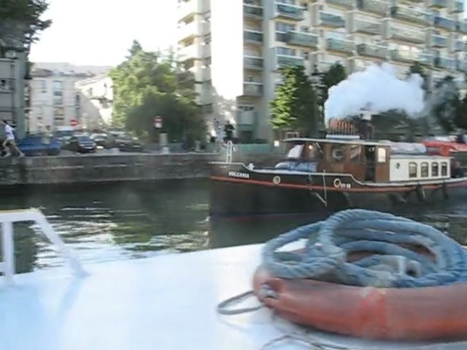 Musique à vapeur sur le canal Saint-Martin à Paris