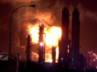 Lightning strike sparks Venezuela refinery blaze