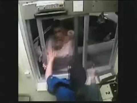Una mujer la emprende a golpes contra un restaurante de comida rápida