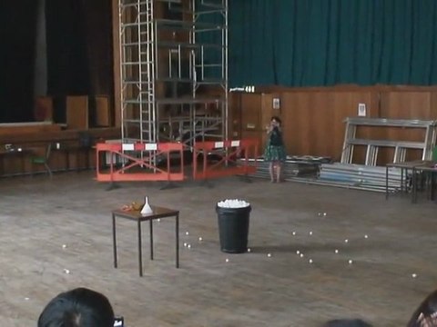 1500 balles de ping-pong et de l'azote liquide