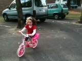 Bianca fait du vélo sans petites roues