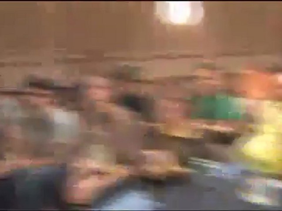 Clutch by Oz Pearlman and Penguin Magic (DVD) - Magic Trick