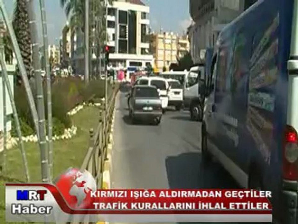 KIRMIZI IŞIĞA ALDIRMADAN GEÇEN ARAÇLAR