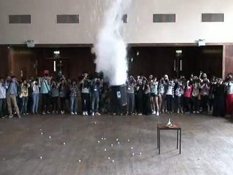 Explosion Azote liquide + 1500 balles de ping-pong