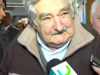 PEPE MUJICA AYUDÓ A VECINOS CON UNA CHAPA