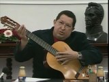Chávez despide cadena de radio y televisión tocando la guitarra