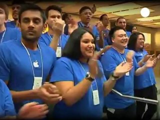 File davanti ai negozi, esce l'iPhone5. Il telefono che...