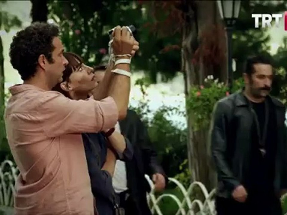 Arif ve Yağmur ; Hastane Önü