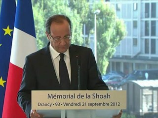 Hollande appelle au devoir de "transmettre" à Drancy