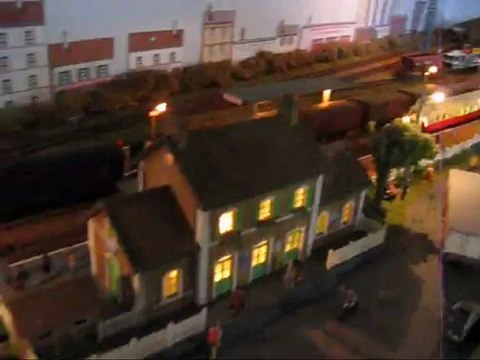 Train miniature : Réseau de Gérard : Autorail Picasso et sa remorque éclairés