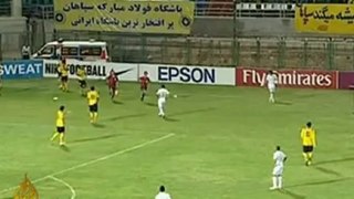 Torcida joga granada dentro do campo no Irã-'Grenade' lobbed during Asian Champions.