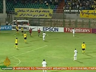 Torcida joga granada dentro do campo no Irã-'Grenade' lobbed during Asian Champions.