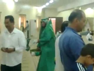 سعودي يحتفل باليوم الوطني في المسجد