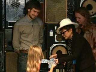 Yoko Ono awards Pussy Riot