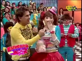 El Pato Zambrano llega a defender a Estrellita del mar.