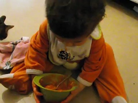 Son premier repas tout seul