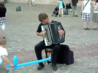 Классная игра уличного музыканта