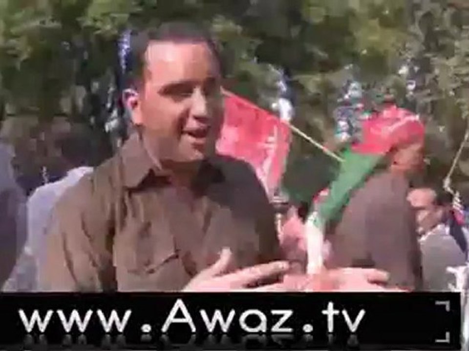 Police and protestors clash in Pakistan