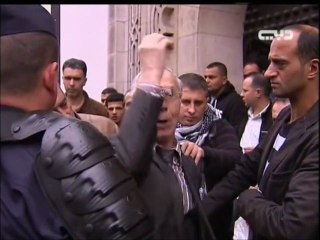 الشرطة الفرنسية تحاصر المصلين داخل المساجد