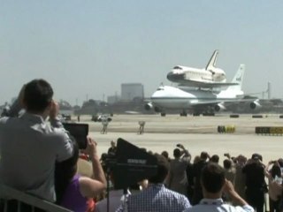 Space shuttle Endeavour take last lap of honour over LA