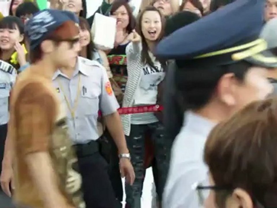 120921 INFINITE Taoyuan International Airport - YouTube
