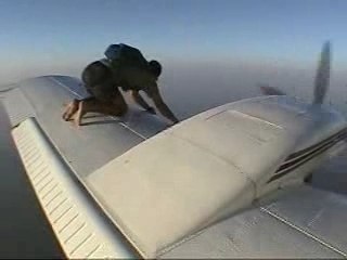 Debout sur aile d'une avion