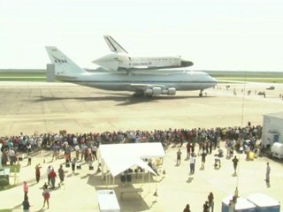 Shuttle Endeavour Lands at Ellington for Overnight Stop