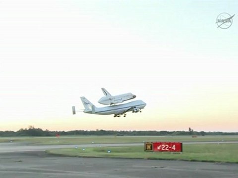 Shuttle Endeavour Departs Ellington for Dryden