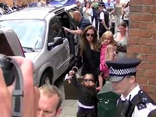 Angelina Jolie Takes Kids to the Aquarium