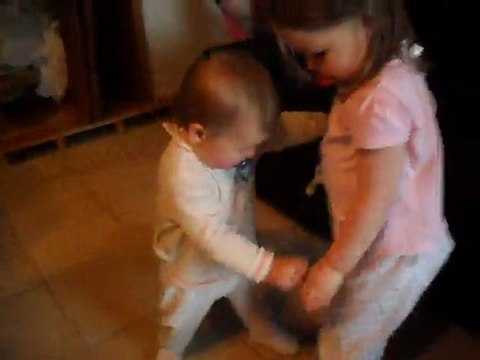 les premiers pas d'enzo a 13 mois