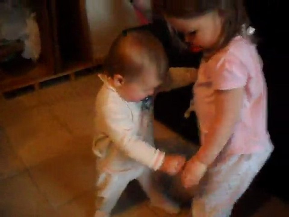 les premiers pas d'enzo a 13 mois