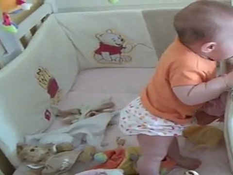 Jeanne se met debout dans son lit