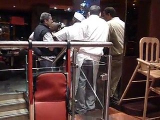 v9- Les serveurs boivent le champagne