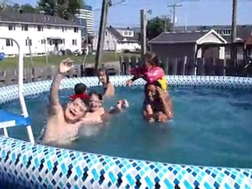 dans la piscine