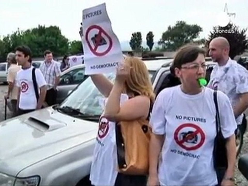 Géorgie: trois photographes reconnaissent être des...