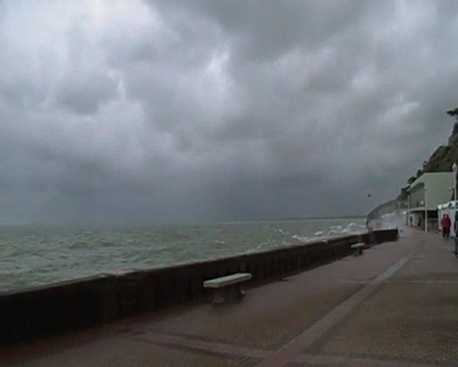 ciel gris et vagues hautes