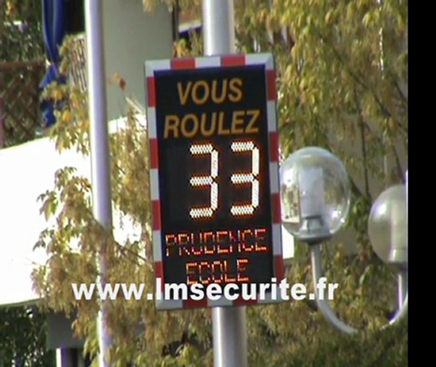 RADAR  PEDAGOGIQUE  LUMINEUX  DE  VITESSE  VIASIS  PLUS2