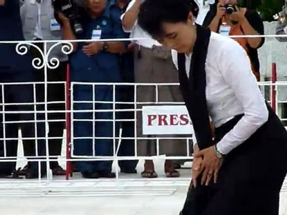 Myanmar's Suu Kyi pays tribute to hero father