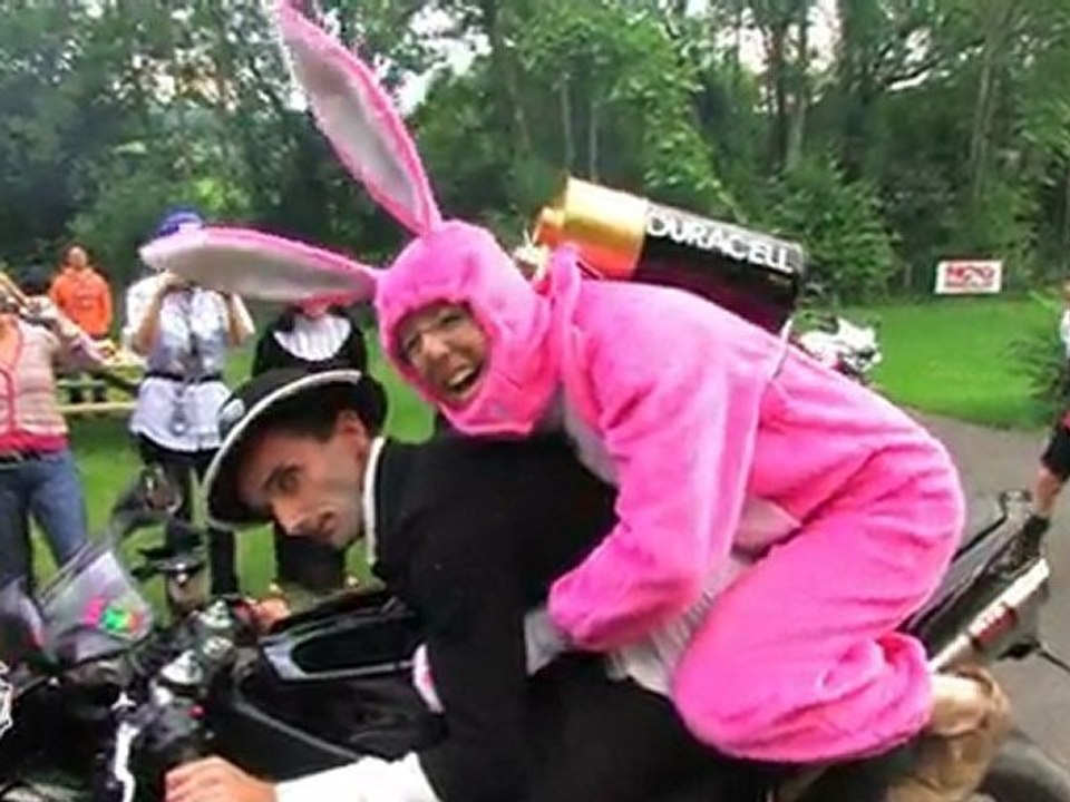 Tu savais que les filles aussi font de la moto ? ( video officielle Moto Journal )