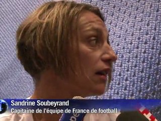 Foot: séance d'autographes pour les Bleues, de retour du Mondial