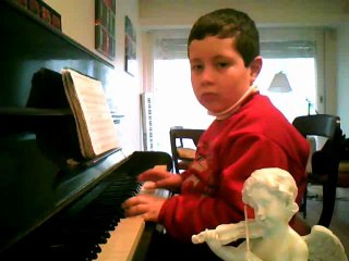 Pablito Fernández Schubert (8) interpretando "Pim-Pom"