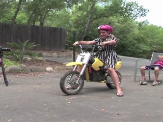 Sa soeur lui arrache une dent à la moto cross.