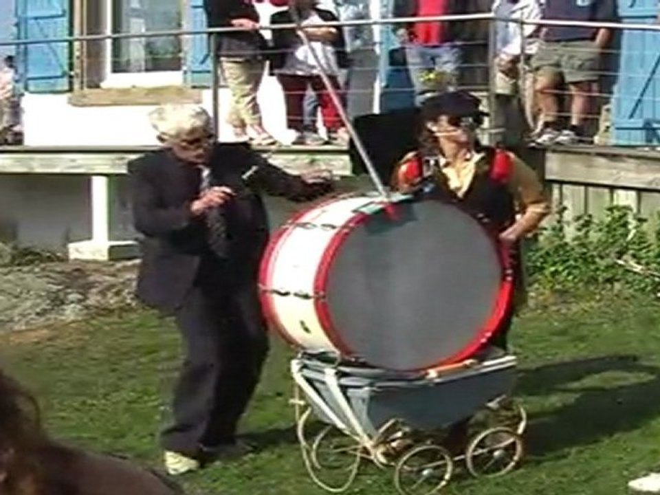 L'ABER-WRAC'H - 24 04 2011 Lucass-Marie&Gaëlle-arts de la rue dans les jardins du sémaphore 3è partie