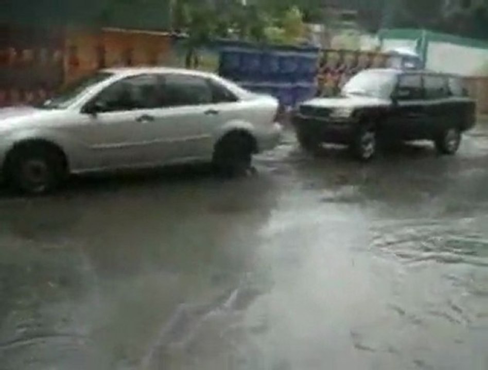 Erupting Kanalisation zerstört Auto Fail