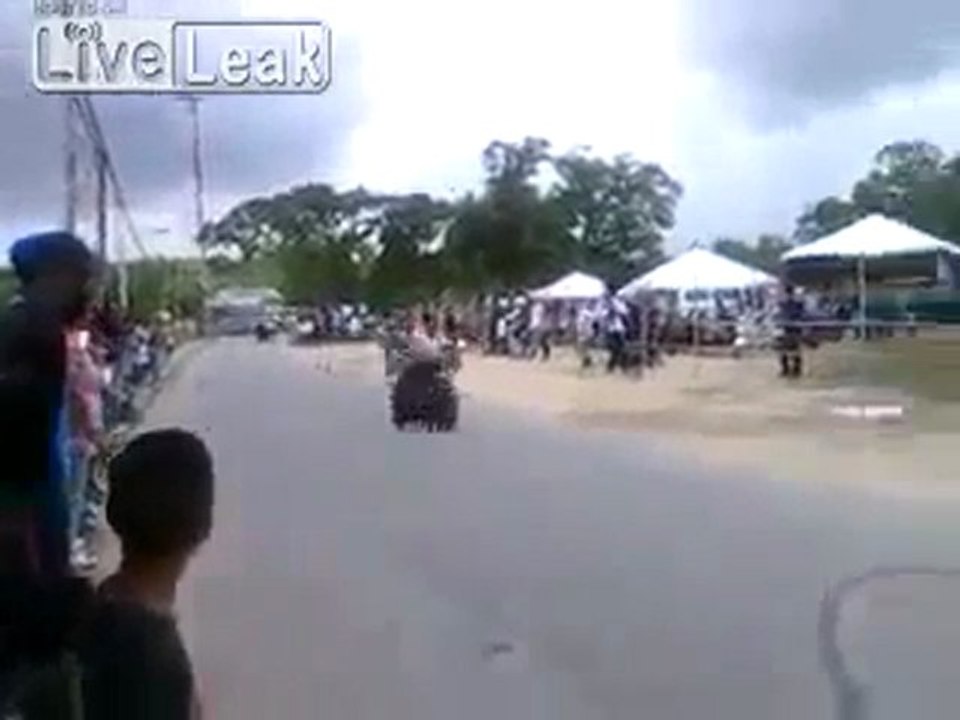 Biker prallt hart mit geparkten Auto, ausgeworfen als Ergebnis. Fail