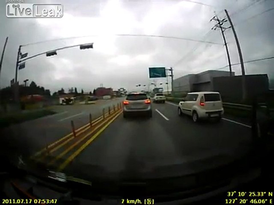 Harte Crash auf Koreanisch Autobahn