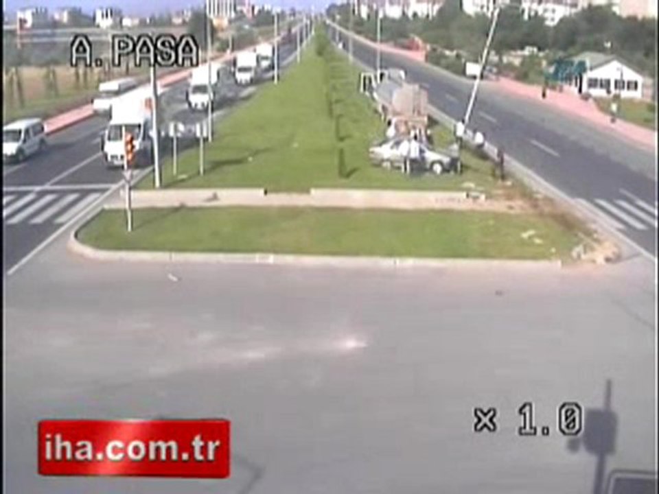 TIR otomobili böyle biçti!