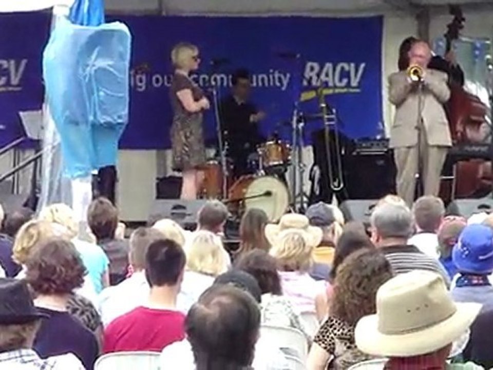 James Morrison plays Waltzing Matilda