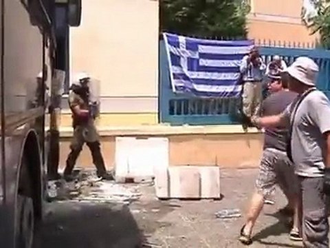 Greek taxi drivers clash with police